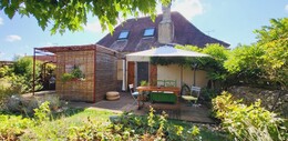 jolie maison en pierre avec jardin