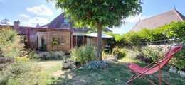 jolie maison en pierre avec jardin